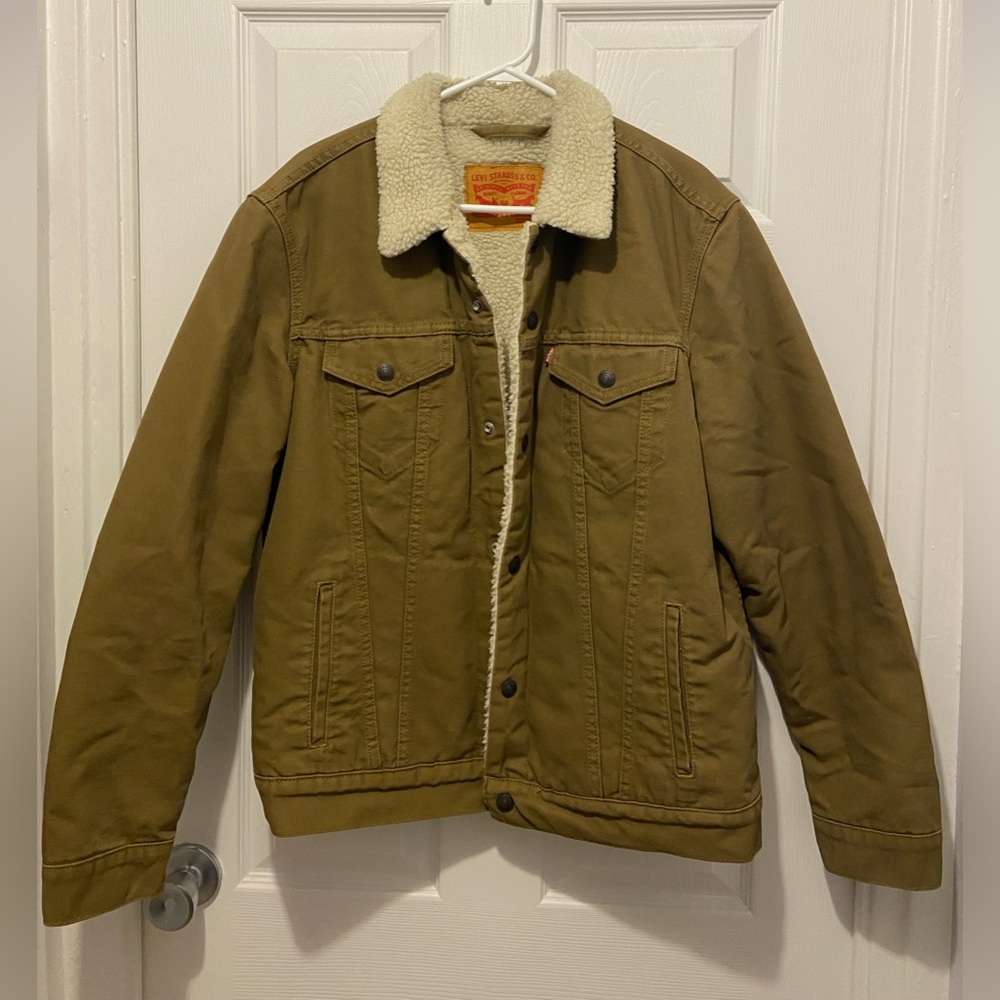 Tan Levi’s Fleece lined Trucker jacket in excellent condition